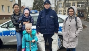 Węgorzewscy policjanci i pracownicy cywilni pomogli Tatianie oraz dwójce jej dzieci