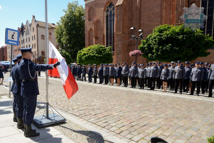Elbląg: Policjanci świętowali przed Ratuszem Staromiejskim w 105 rocznicę powołania Policji Państwowej